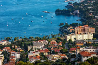 Fransız Rivierası 'ndaki Akdeniz kıyılarından şehrin yukarısından görüntü.