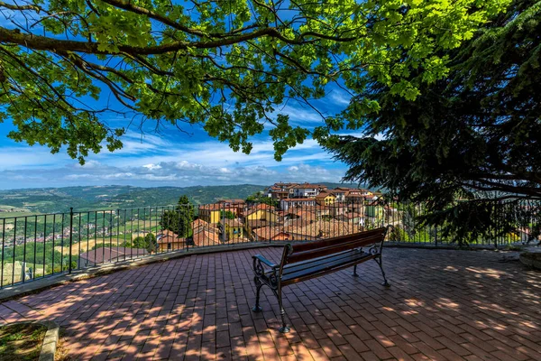 Banco Bajo Los Árboles Mirador Con Vistas Pequeña Ciudad Diano —  Fotos de Stock