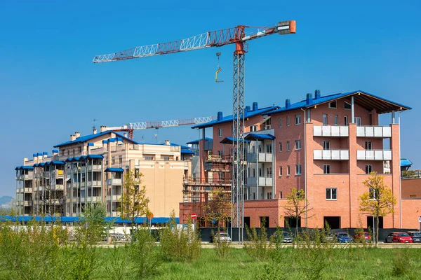 Gru Costruzione Nuovi Edifici Residenziali Sotto Cielo Blu Alba Piemonte — Foto Stock