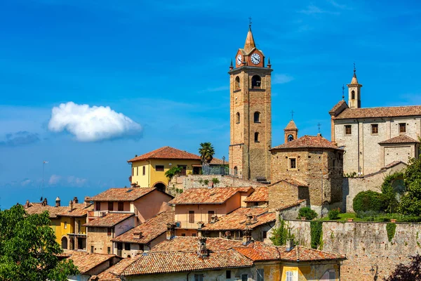 Építőipari Daruk Lakóépületek Kék Alatt Alba Piemonte Észak Olaszország — Stock Fotó