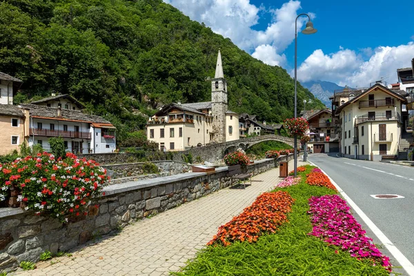 Aiuola Lungo Strada Come Vecchia Chiesa Pietra Ponte Sullo Sfondo — Foto Stock