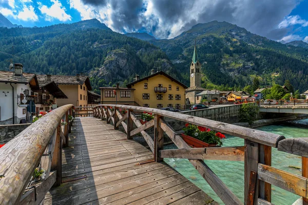 산강을 건너는 이탈리아 아오스타 계곡에 장진이라는 마을의 뒷배경에 — 스톡 사진