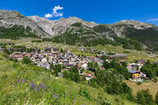 北イタリアのピエモンテ州の青い空の下の山々の間の緑の谷のベルセツィオの小さな高山の町 — ストック写真