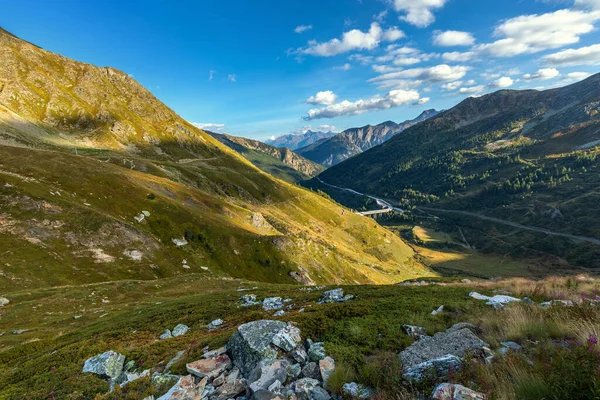 Utsikt Över Gröna Berg Blå Himmel Nära Great Bernard Pass — Stockfoto