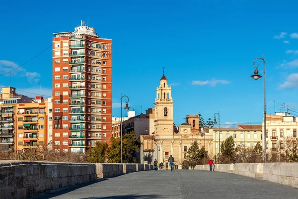 Valencia Španělsko Června 2014 Lidé Chodící Mostě Jako Obytná Budova — Stock fotografie