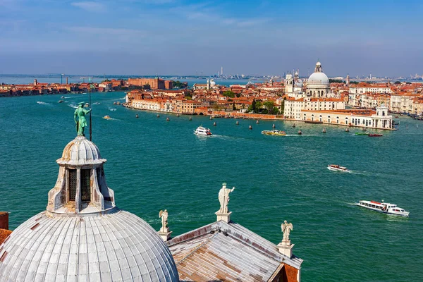 Widok Góry Posągu Kopułę Kościoła San Giorgio Maggiore Widokiem Kanał — Zdjęcie stockowe