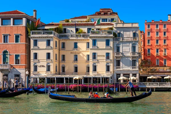 Venedig Italien August 2016 Gondel Canal Grande Vorbei Typischen Bunten — Stockfoto
