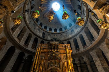 JERUSALEM, ISRAEL - 14 Temmuz 2019: İsa 'nın, çarmıha gerildiği, gömüldüğü ve diriltildiği kutsal yer olan Kutsal Mezar Kilisesi' ndeki lahitin üstündeki güneş ışığı huzmesi tavanı kırdı..