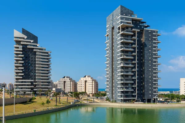Klein Kunstmatig Meer Moderne Flatgebouwen Onder Blauwe Hemel Ashdod Israël — Stockfoto
