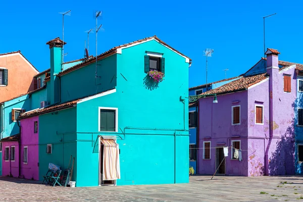 Casas Pintadas Coloridas Típicas Sob Céu Azul Ilha Burano Veneza — Fotografia de Stock