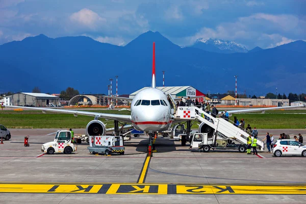 Bergamo Italy April 2019 People Boarding Airplane Orio Serio Airport — стоковое фото