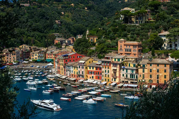 Letecký Pohled Lodě Zátoce Portofino Přední Části Starých Barevných Domů — Stock fotografie