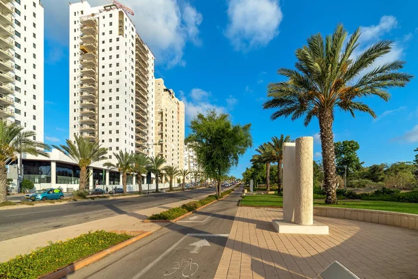 Gehweg Und Stadtstraße Entlang Mehrstöckiger Wohnhäuser Unter Blauem Himmel Ashkelon — Stockfoto