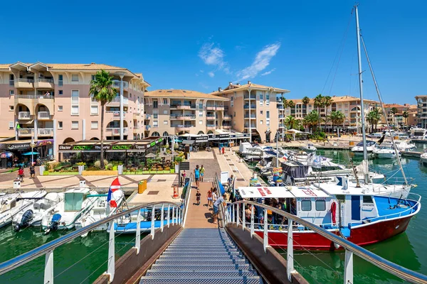 FREJUS, FRANCE - 28 Temmuz 2021: Kayık ve yatları ev olarak görmek ve Frejus 'un arka planında restoranlarla gezinmek - Fransız Rivierası' ndaki şehir, ünlü ve popüler turizm beldesi.