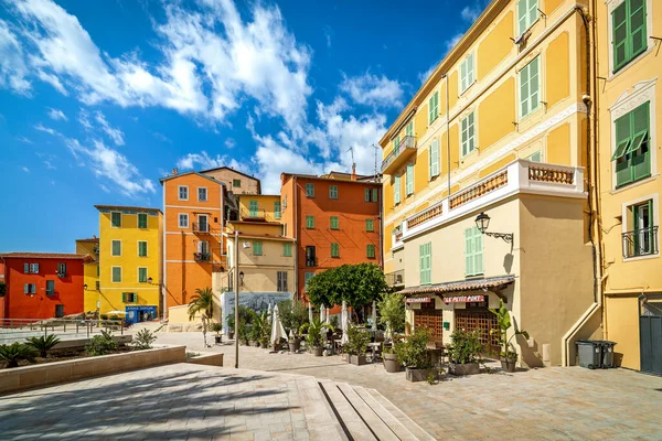 Menton Frankrijk September 2018 Traditionele Kleurrijke Huizen Onder Blauwe Hemel — Stockfoto