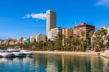 ALICANTE, İspanya - 17 Ocak 2020: Arka planda palmiyeler ve binalarla gezinti Alicante 'deki marinadan görüldüğü gibi - İspanya' nın Akdeniz kıyısındaki şehir, tarihi liman ve ünlü turizm beldesi.