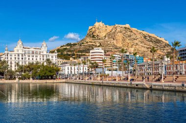 ALICANTE, İspanya - 17 Ocak 2020: Arka planda palmiye ve binalarla gezinti ve Alicante 'deki marinadan görüldüğü gibi Benacantil Dağı - şehir ve tarihi Akdeniz limanı, ünlü turizm beldesi.
