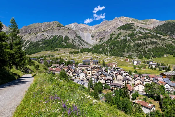 意大利北部皮埃蒙特的乡村道路和绿色山谷中蓝天下的高山小镇贝尔塞齐奥 — 图库照片