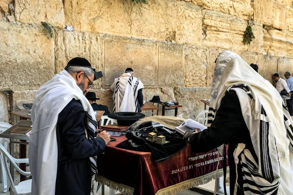 Jerusalem Israel Lipiec 2019 Religijni Mężczyźni Tefiliną Pokryci Tallitem Modlący — Zdjęcie stockowe