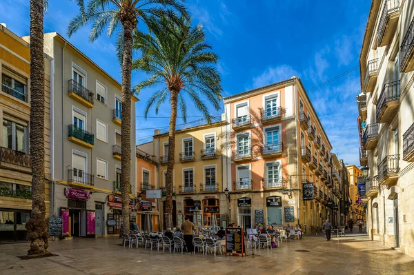 Alicante Spanien Januar 2020 Freiluftrestaurant Kleinen Stadtplatz Zwischen Palmen Und — Stockfoto