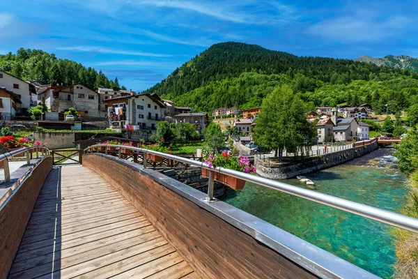 Narrow Wooden Bridge Alpine Creek Mountains Blue Sky Background Town — Stockfoto