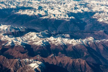 Uçakta görüldüğü gibi karla kaplı Alpler 'in hava manzarası..