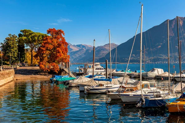 スイスのロカルノで秋にマッジョーレ湖でボートやヨットの眺め — ストック写真