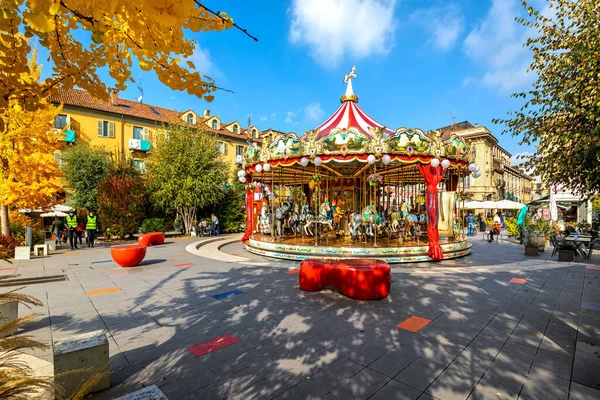 Alba Italië Oktober 2020 Carrousel Het Stadsplein Omgeven Door Blauwe — Stockfoto