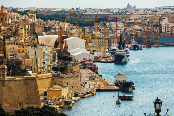 マルタのバレッタ港での古い中世の城壁と貨物船の眺め — ストック写真