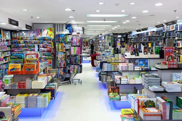 プラハ チェコ共和国 2015年9月23日 プラハのヴァーツラフ広場にあるドブロフスキー書店のインテリアビュー 全国24店舗の書店と書籍の販売に特化した最大かつ有名なネットワークの1つ — ストック写真