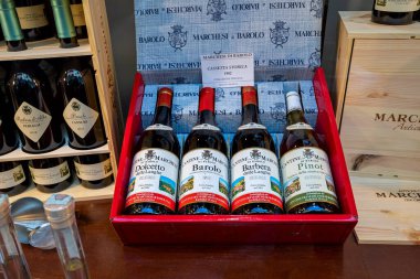 ALBA, İTALYA 14 EPTEMBER 2019: 4 Barolo, Barbera, Dolcetto ve Pinot şarap şişesi Alba 'daki ünlü şarap imalatçısı Marchesi di Barolo' nun evinden - Piedmont 'taki Piedmont kasabası, şarap üretimiyle ünlü.