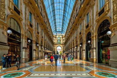 MILAN, ITALY - 22 Ekim 2018: Galleria Vittorio Emanuele II 'de yürüyen insanlar - İtalya' nın en eski alışveriş galerisi ve Milano 'nun büyük bir simgesi olan 2..