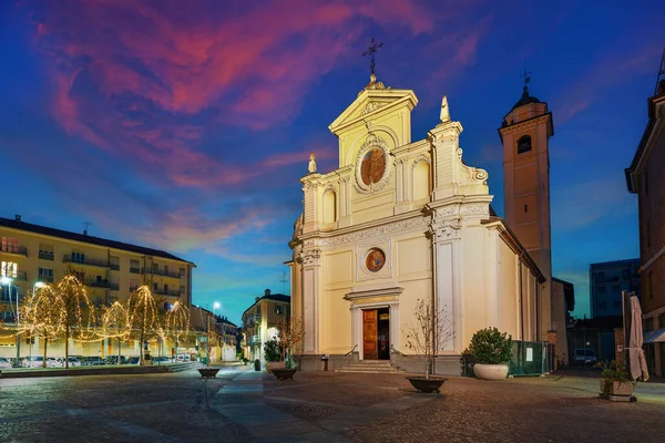 Katolska Kyrkan Litet Torg Upplyst Med Julbelysning Kvällen Alba Piemonte — Stockfoto