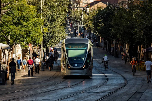 Иерусалим Израиль Июля 2019 Года Современный Трамвай Люди Идущие Дороге — стоковое фото