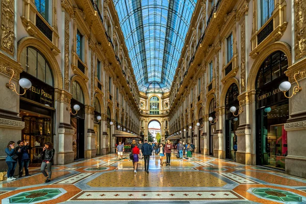 Milan Italy Οκτωβριου 2018 Άνθρωποι Περπατούν Στην Galleria Vittorio Emanuele — Φωτογραφία Αρχείου
