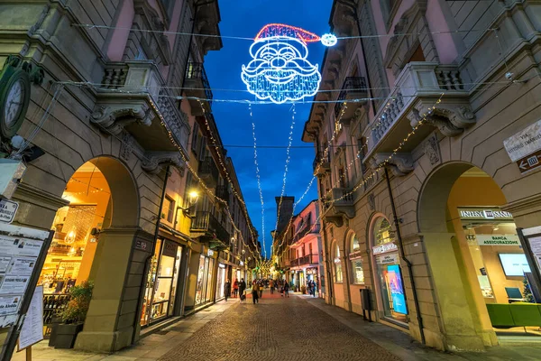 Alba Italien December 2020 Gångväg Bland Historiska Byggnader Upplysta Med — Stockfoto