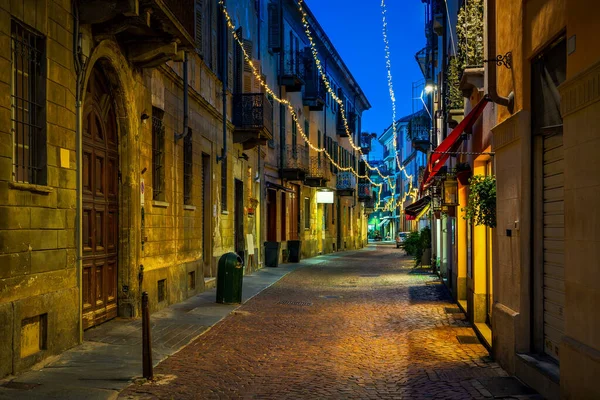 Vista Estrecha Calle Empedrada Entre Edificios Antiguos Iluminados Con Luces —  Fotos de Stock