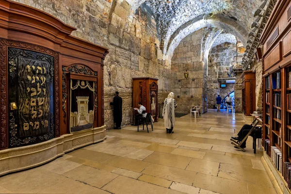 Jerusalem Israel Lipiec 2019 Modlitwy Wewnątrz Synagogi Jaskiniowej Wnętrze Pokryte — Zdjęcie stockowe