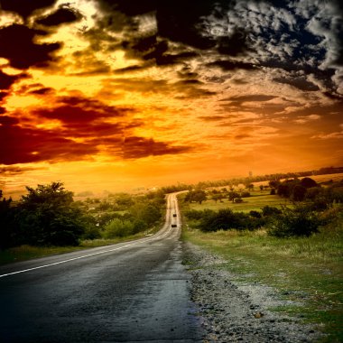 asfalt yol ile kırmızı gündoğumu gök