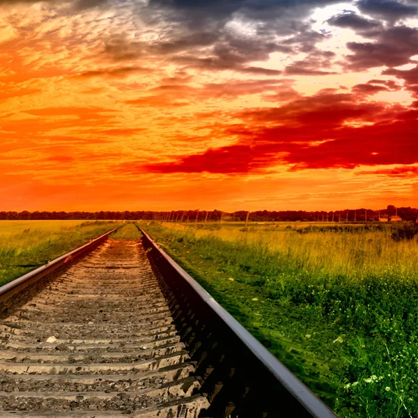 Ferrovia verso il tramonto insanguinato — Foto Stock