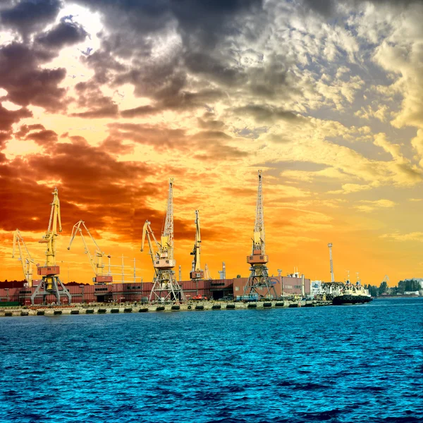Silueta portálových jeřábů v přístavu aver západ slunce — Stock fotografie