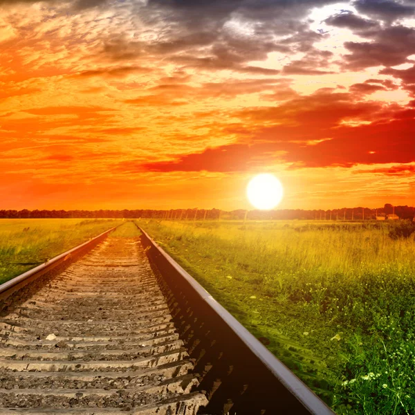 Ferrovia verso il tramonto insanguinato — Foto Stock