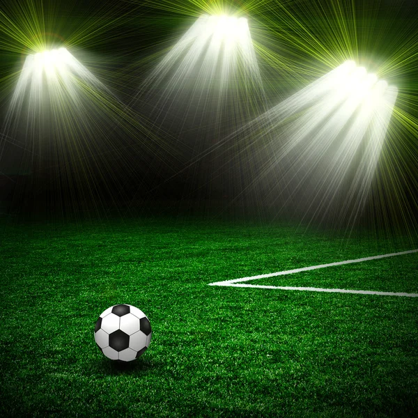 Футбольный мяч на зеленом поле и молнии — стоковое фото