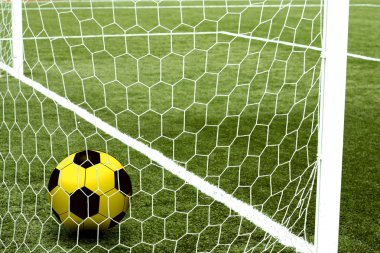 hedef. bir net bir futbol topu.