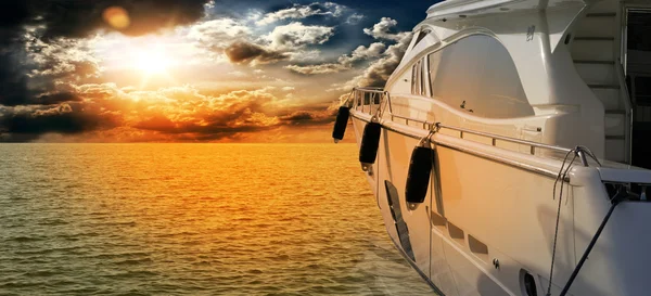 Yacht à moteur privé au coucher de soleil incroyable.Voilier, bateau à moteur Image En Vente