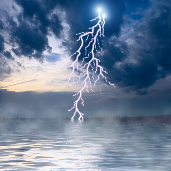I mitten av havet på storm med blixtar — Stockfoto