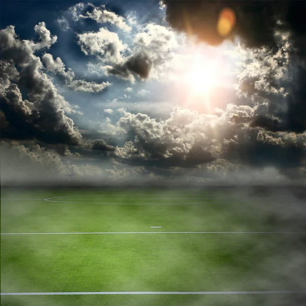 Futbol sahası ve mavi gökyüzü — Stockfoto