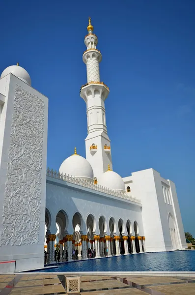 Scheich-Zayed-Moschee oder große Moschee in Abu Dhabi — Stockfoto
