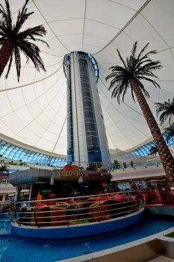 İç modern alışveriş merkezi, oae