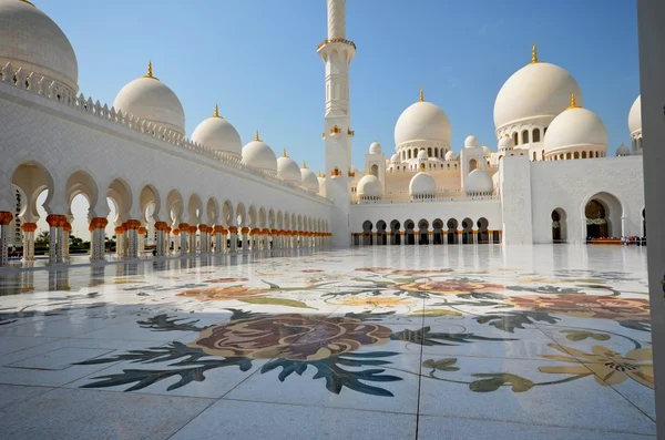 Scheich-Zayed-Moschee oder große Moschee in Abu Dhabi — Stockfoto